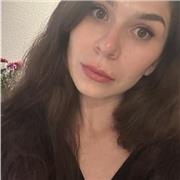 Profesora de inglés atenta a todos los alumnos
